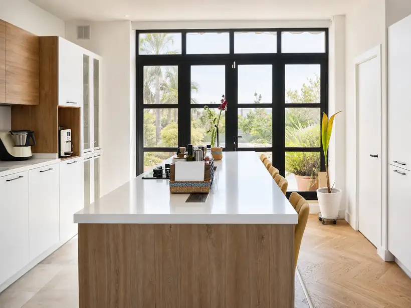 Cocina con isla abierta al jardín